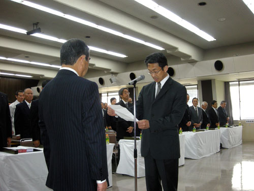 謝辞を述べる市川照氏