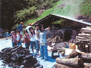 地元の子供たちと炭焼き体験学習