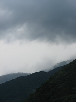 「山の天気は変わりやすく稲光が走りました」