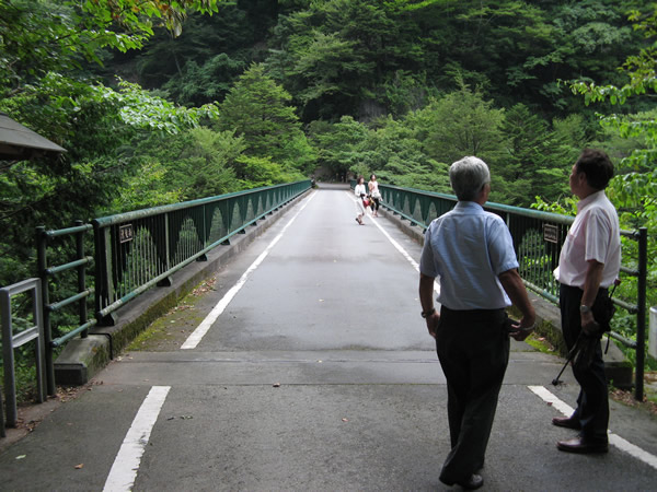 「プロムナードの一番奥にある飛龍橋　右側に立っているのは原委員長と佐野委員」