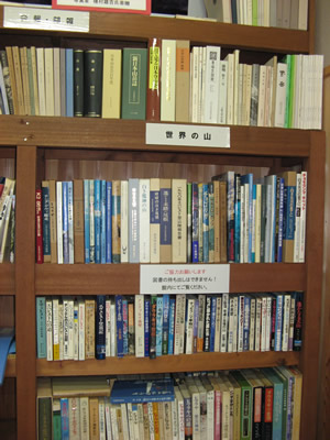 図書館にはいろいろな本が並べてあります」