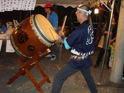 ▲背中に「駒」の字、腰に波頭の紺の法被が渋くて良いんです。