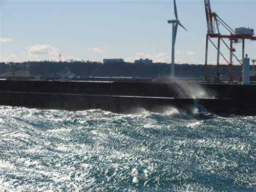 天気明朗なれど波高し…工事の邪魔をする風、波