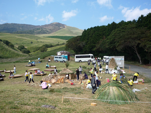 昨年行われたすすきアートコンテストでの制作風景（写真提供：東伊豆町）