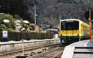 木次線出雲坂根駅（島根県）にて。広島への県境の峠をスイッチバック<br>で登る前の一休み。

            