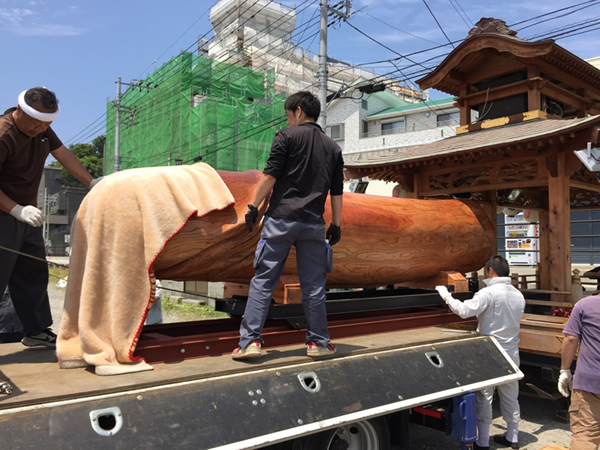 祭り前に新御神体を御神車にセットしている所