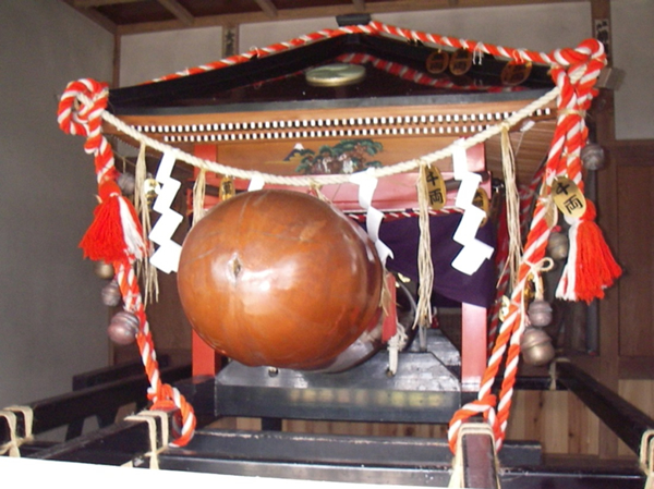 どんつく神社の古い御神体神輿