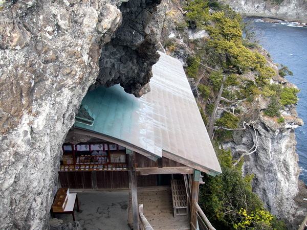 石室神社　社殿正面