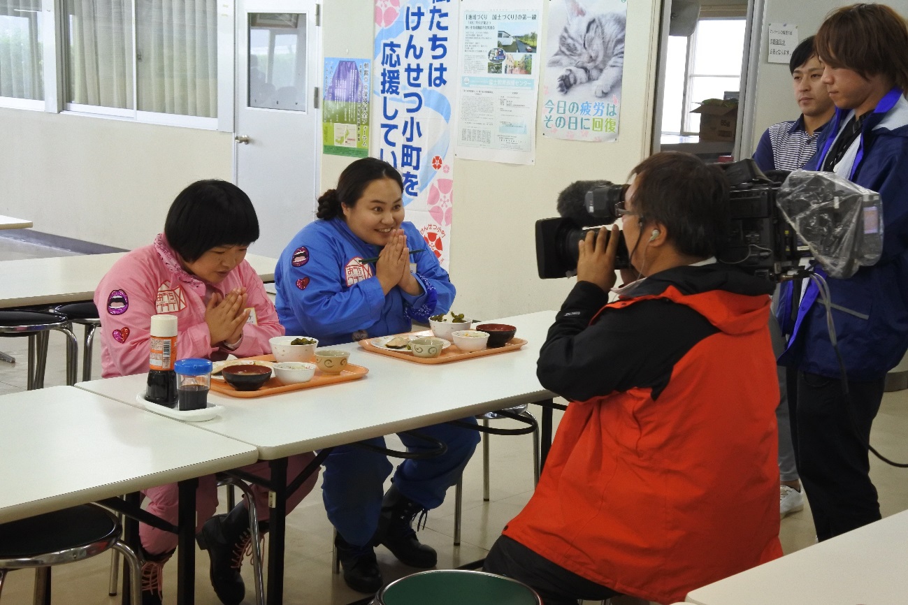 一日体験入校中のおかずクラブの二人