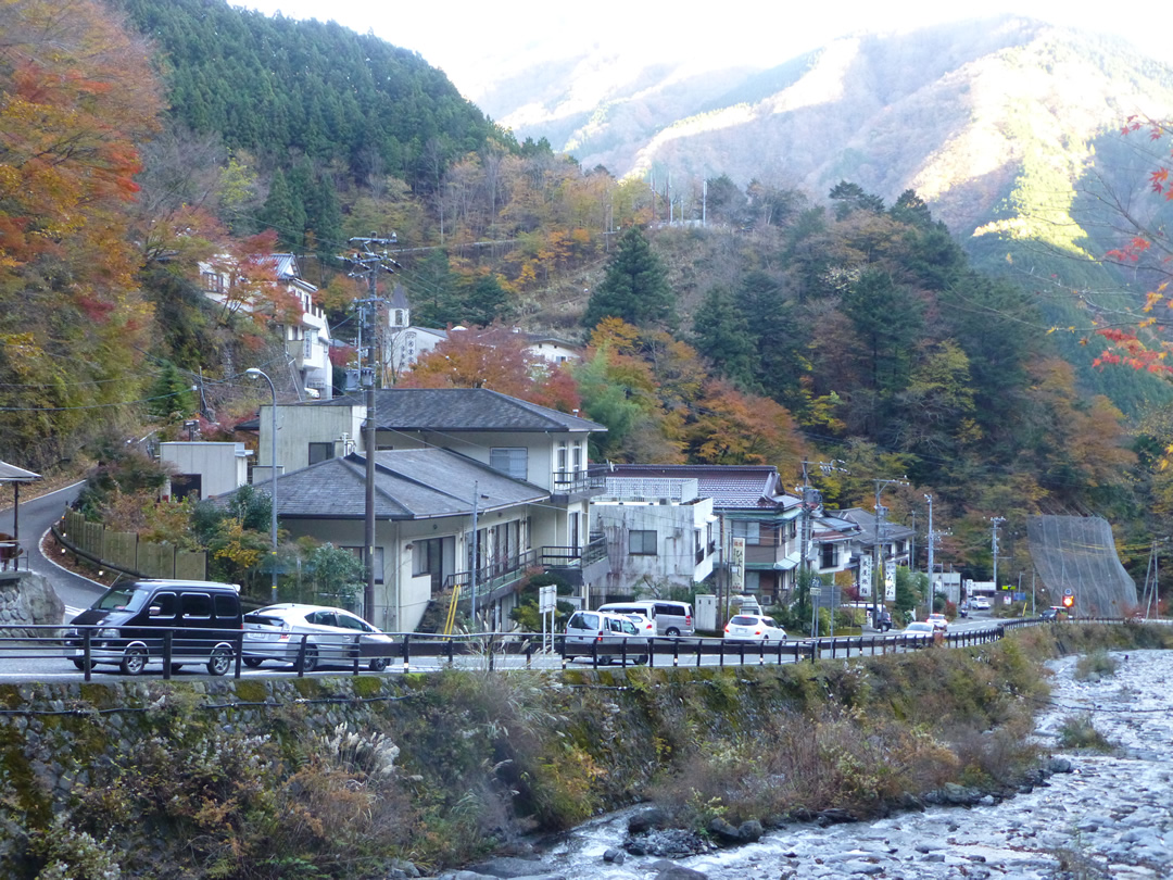 温泉街対岸より