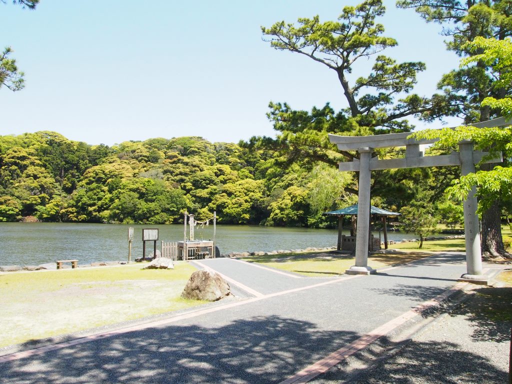 お櫃納めの際には、写真中央の壇付近から池の中へ入っていく