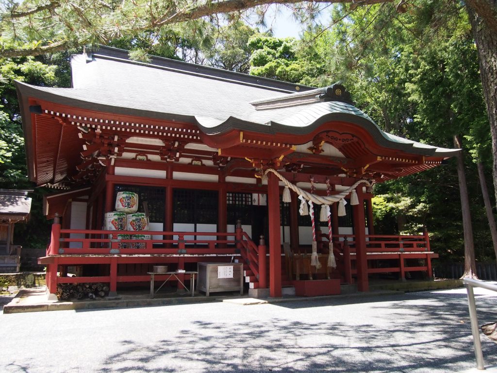 池ノ宮神社の拝殿。奥には弊殿と本殿が並ぶ