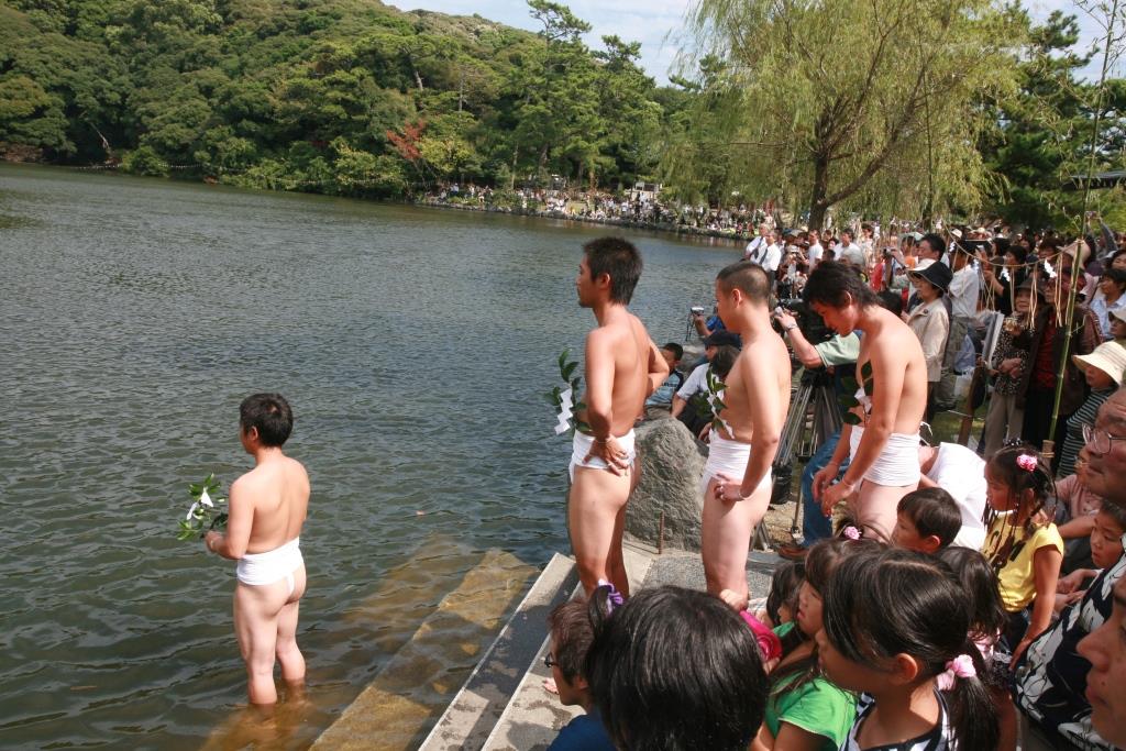 池ノ宮神社の拝殿。奥には弊殿と本殿が並ぶ