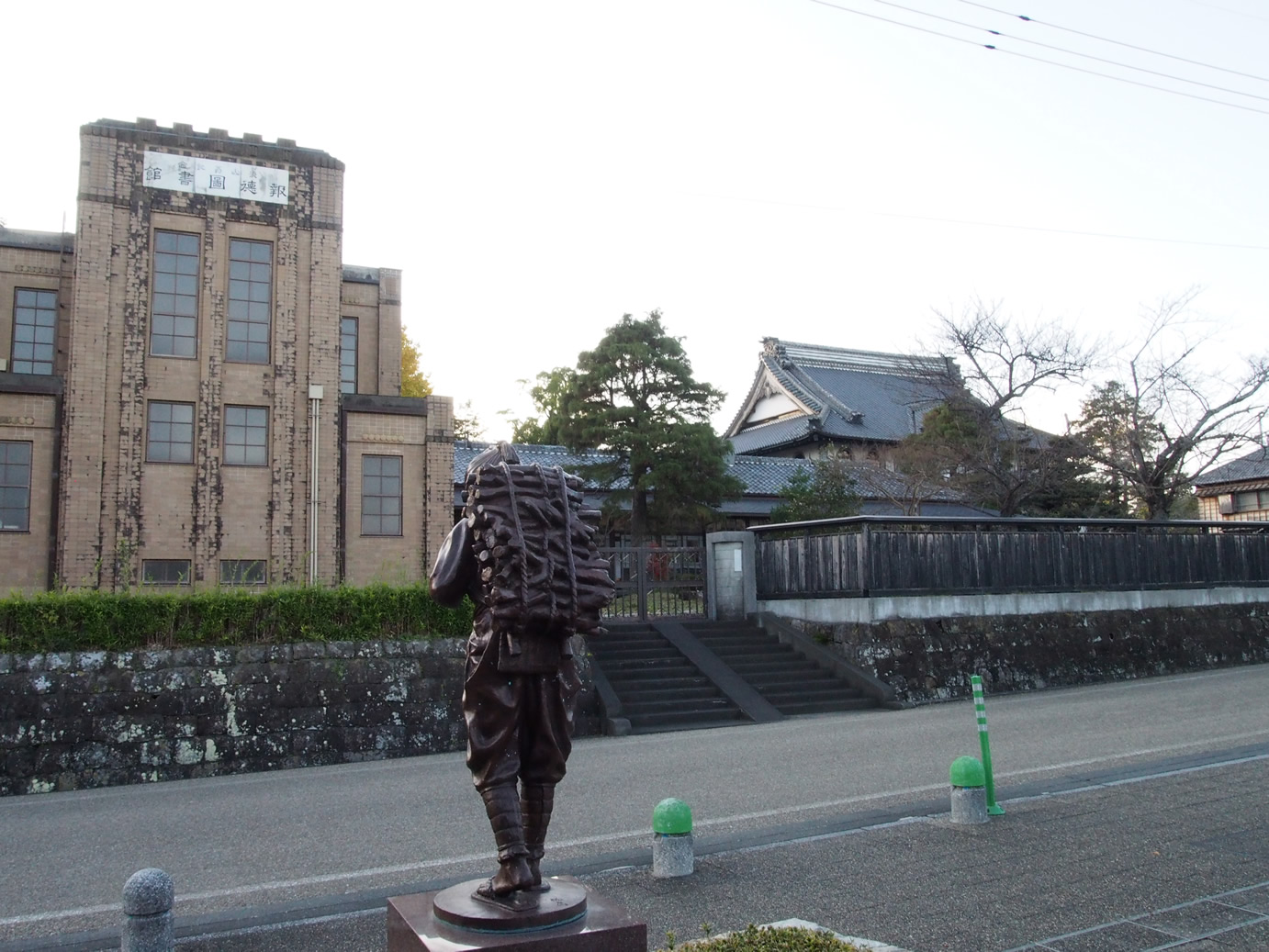 左側の建物は報徳図書館